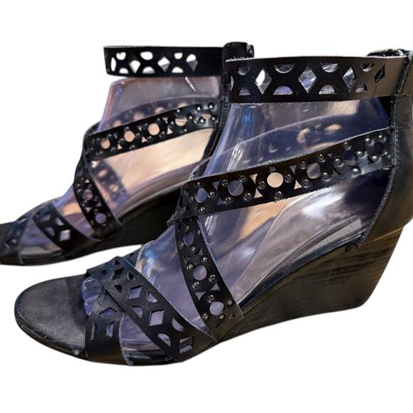 Yellow Box Women’s size 9 Wedge shoes in Black Faux leather - Picture 2 of 6